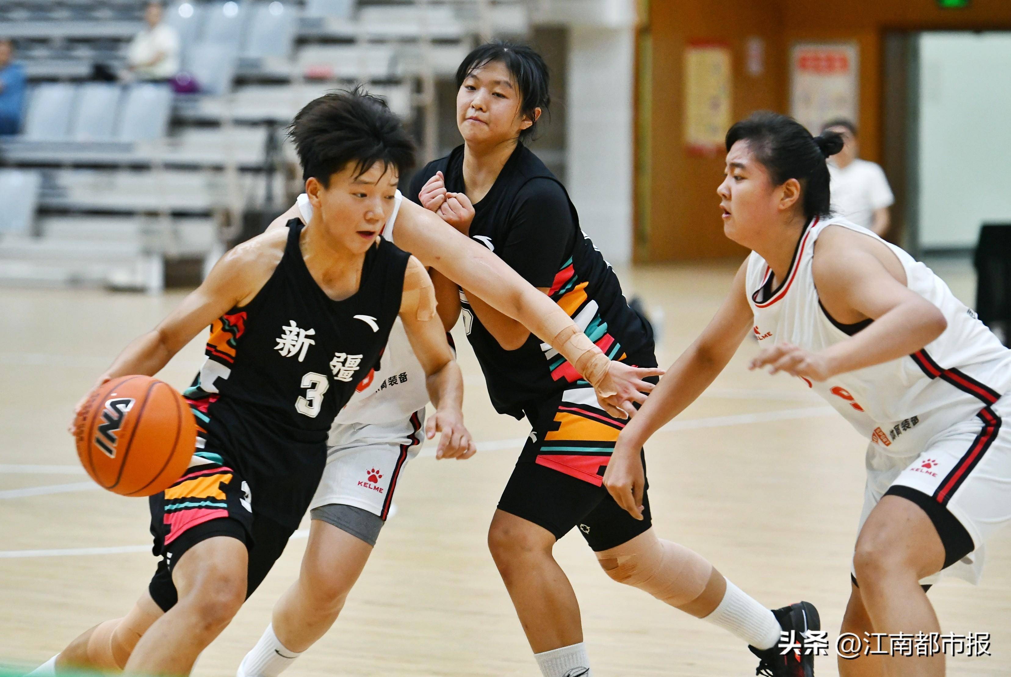 一场精彩的篮球比赛在中国篮球联赛上演