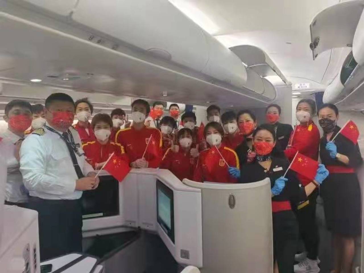 凯旋而归的女足队努力拼搏，精神值得敬佩